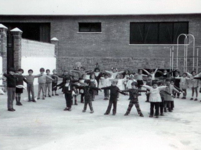 Niños jugando en la entrada del colegio