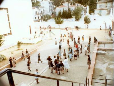 Alumnos jugando en el patio pequeño