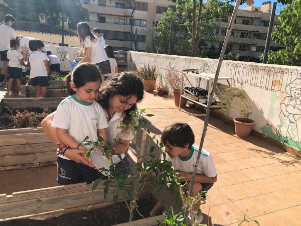 LOS ALUMNOS DE 4º DE LA ESO HACEN ACTIVIDADES DE ACOMPAÑAMIENTO A 3º DE INFANTIL.