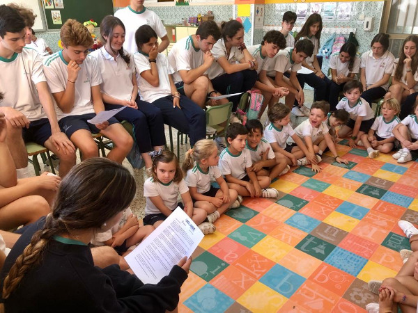 LOS ALUMNOS DE 4º DE LA ESO HACEN ACTIVIDADES DE ACOMPAÑAMIENTO A 3º DE INFANTIL.