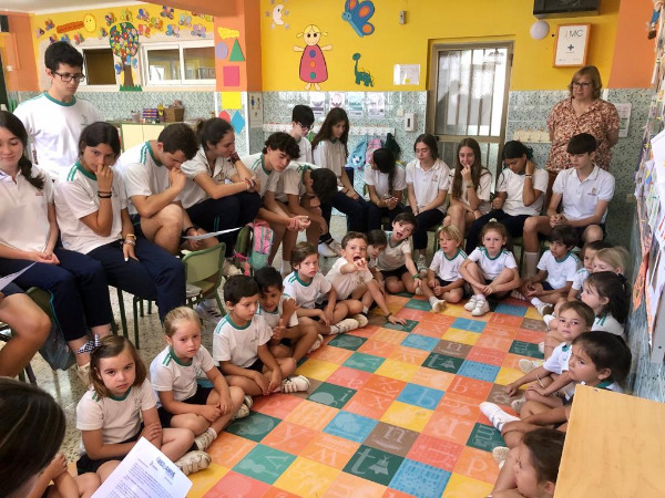 LOS ALUMNOS DE 4º DE LA ESO HACEN ACTIVIDADES DE ACOMPAÑAMIENTO A 3º DE INFANTIL.