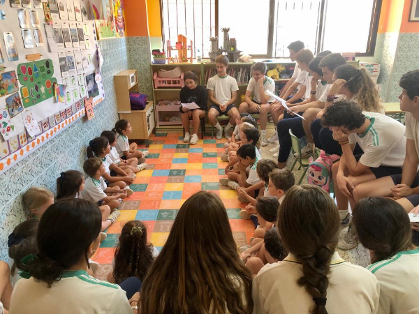 LOS ALUMNOS DE 4º DE LA ESO HACEN ACTIVIDADES DE ACOMPAÑAMIENTO A 3º DE INFANTIL.