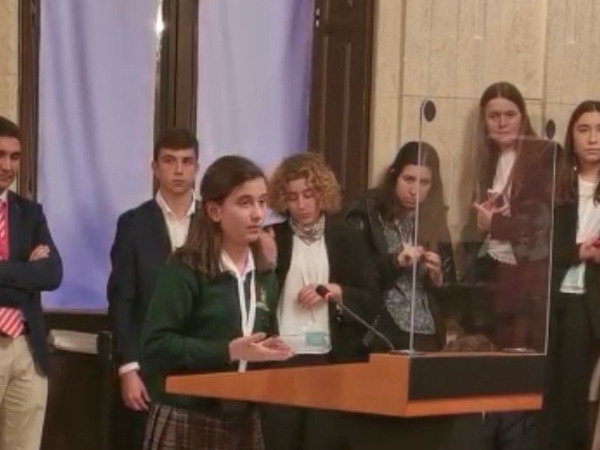 UNA ALUMNA DEL COLEGIO CAMPEONA DE DEBATE MUNICIPAL.