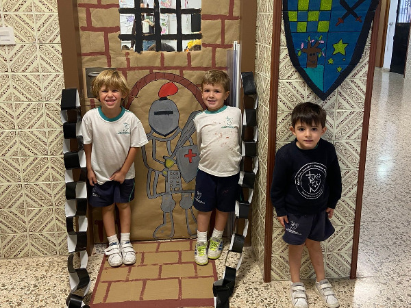 LOS ALUMNOS DE 4 AÑOS ESTUDIAN LA EDAD MEDIA.