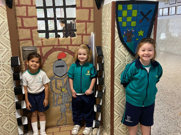 LOS ALUMNOS DE 4 AÑOS ESTUDIAN LA EDAD MEDIA.