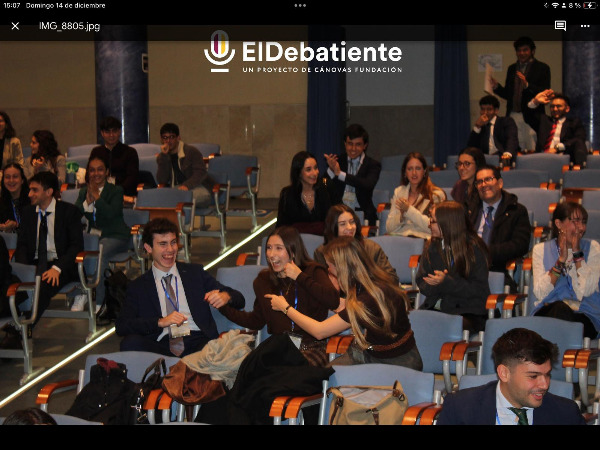 CAMPEONES DE DEBATE.