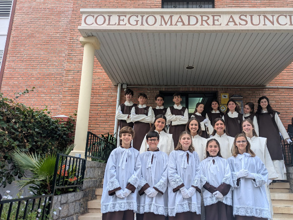 PROCESIÓN DEL COLEGIO.