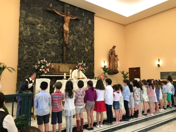 Imposición del escapulario de la Virgen del Carmen