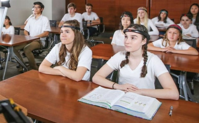 La diadema que mide la concentración de los estudiantes en clase