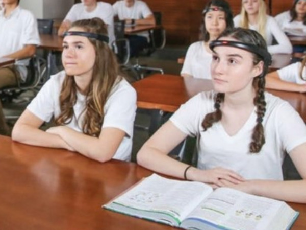 La diadema que mide la concentración de los estudiantes en clase