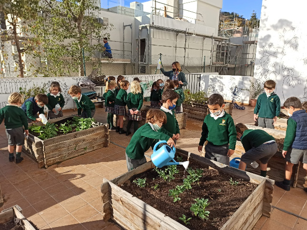 3º DE INFANTIL VISITA EL HUERTO ESCOLAR