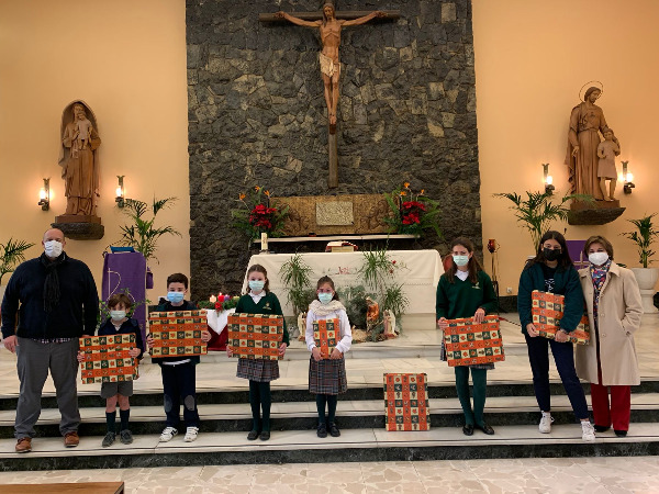 ENTREGA DE PREMIOS DEL CONCURSO DE CHRISTMAS DEL COLEGIO.