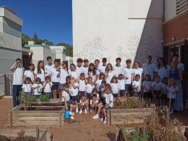 LOS ALUMNOS DE 4º DE LA ESO HACEN ACTIVIDADES DE ACOMPAÑAMIENTO A 3º DE INFANTIL.